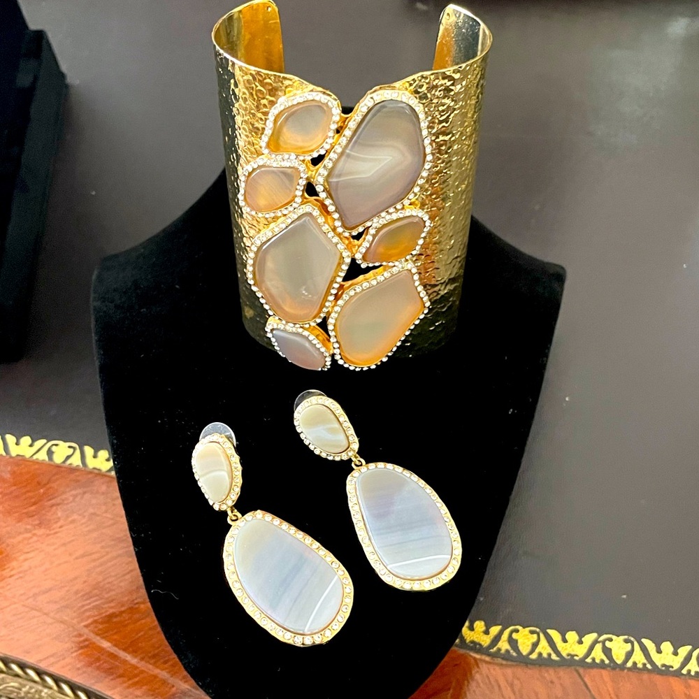 NWOT Gold Hammered Cuff wit Stones Set